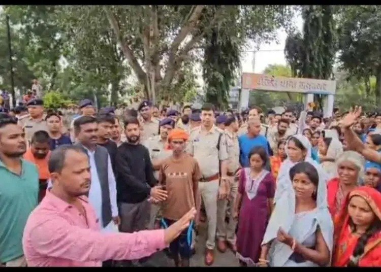 Surajpur News: कुएं में गिरे युवक का शव अब तक नहीं निकला, आक्रोशित ग्रामीणों ने हाईवे किया जाम- पुलिस पर लगे गंभीर आरोप
