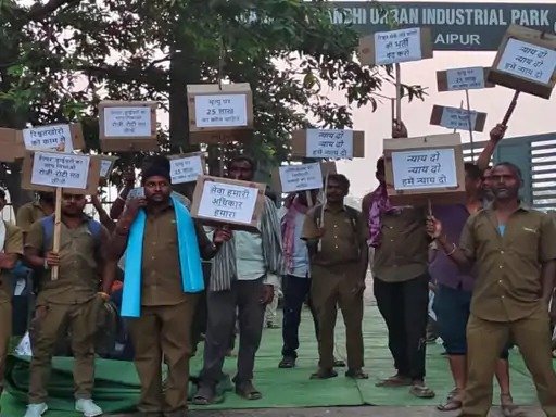 रायपुर में दिवाली से पहले सफाई व्यवस्था ठप, वेतन नहीं मिलने पर सफाईकर्मी हड़ताल पर, कंपनी पर प्रताड़ना का आरोप