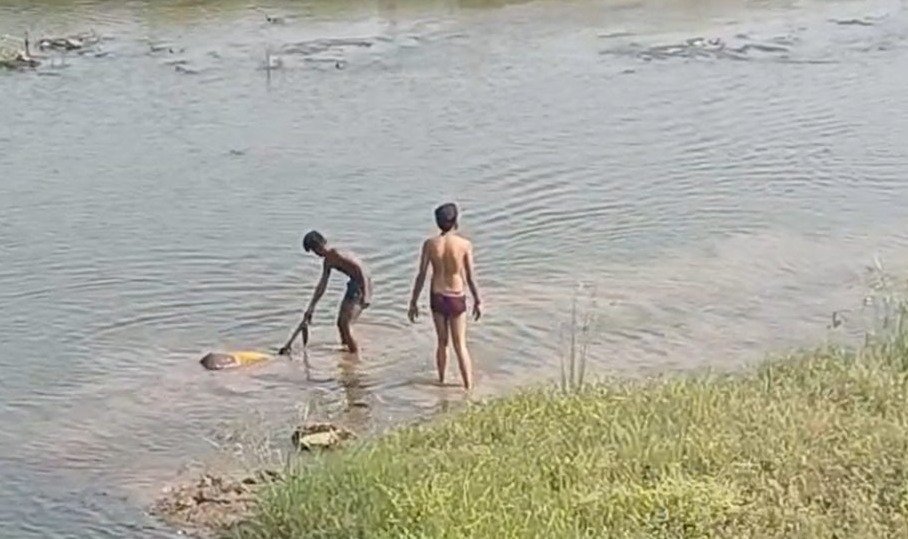 Bilaspur Crime News : नदी में तैरता मिला अज्ञात युवती का शव, ग्रामीणों में मचा हड़कंप, पुलिस ने शुरू की तफ्तीश