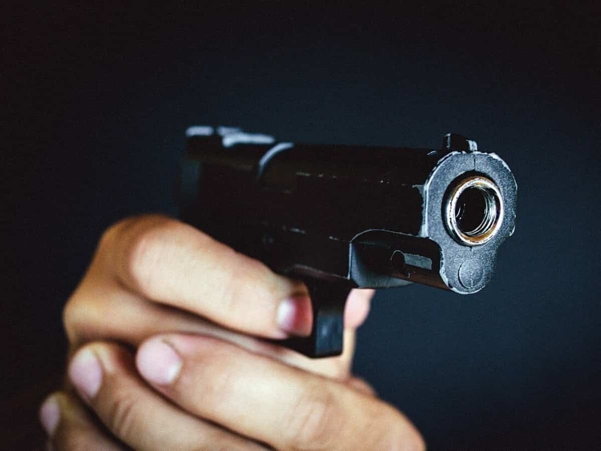 देवरिया में युवक ने बाथरूम में लाइसेंसी बंदूक से खुद को उड़ाया, इलाके में मचा हड़कंप