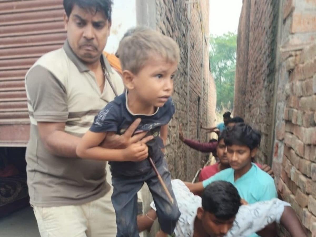 खेलते-खेलते छत से गिरा मासूम, पेट के आर-पार हुई तीन फीट की सरिया, अस्पताल भागे परिजन