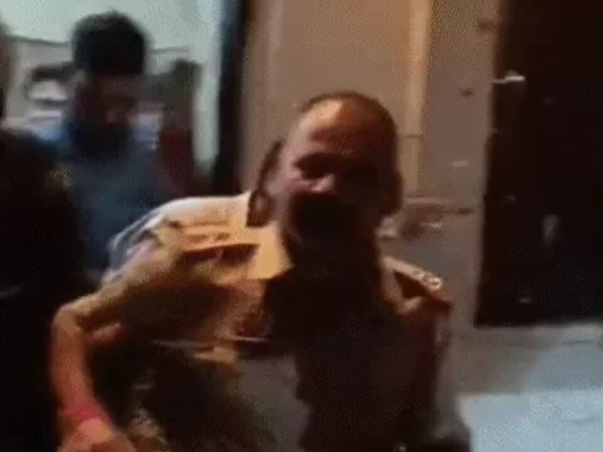 UP News : दो लाख घूस लेते चौकी प्रभारी गिरफ्तार, गैंगरेप से नाम हटाने को मांगी थी रिश्वत