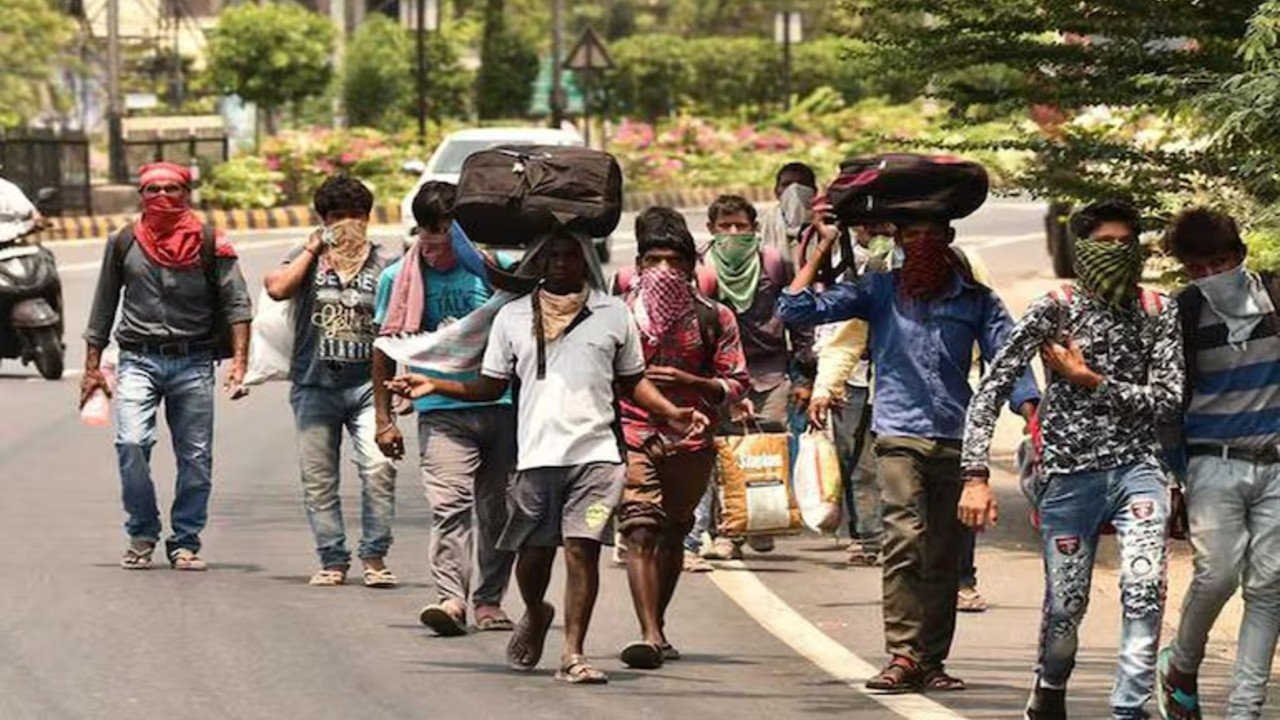 बिहारियों को फ्री घर भेजेगी इस राज्य की सरकार, 6 नवंबर को पहले चरण का मतदान