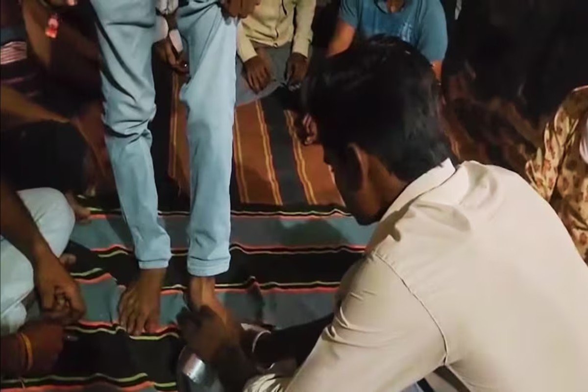 Damoh News: ऐसी सजा कौन देता है भला? मीम शेयर की तो धुलवाए पैर, वीडियो वायरल होते ही मचा बवाल