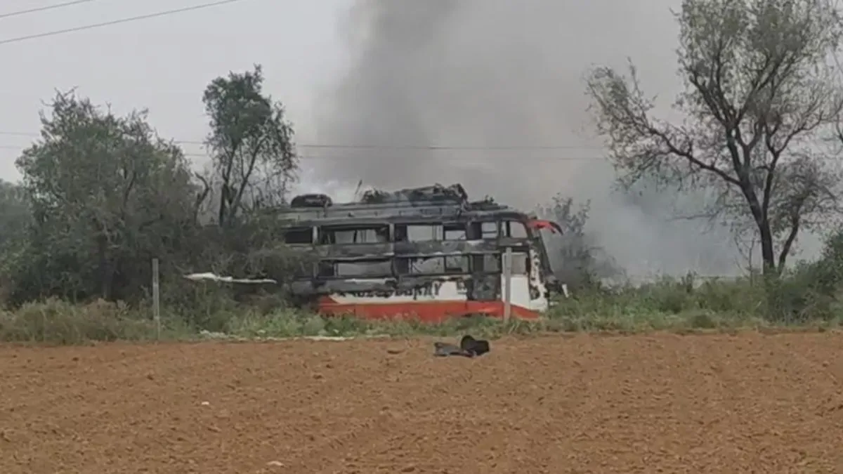 मजदूरों से भरी बस में दौड़ा 11 हजार वोल्ट का करंट, 2 की मौत, कई लोग झुलसे