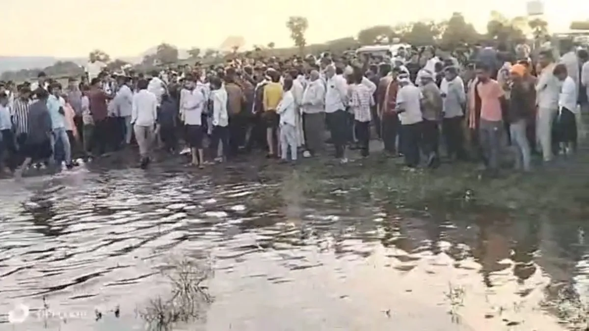 Khandwa News: दर्दनाक हादसा! खंडवा में दुर्गा प्रतिमा विसर्जन के दौरान तालाब में गिरा वाहन, 11 लोगों ने तोड़ा दम