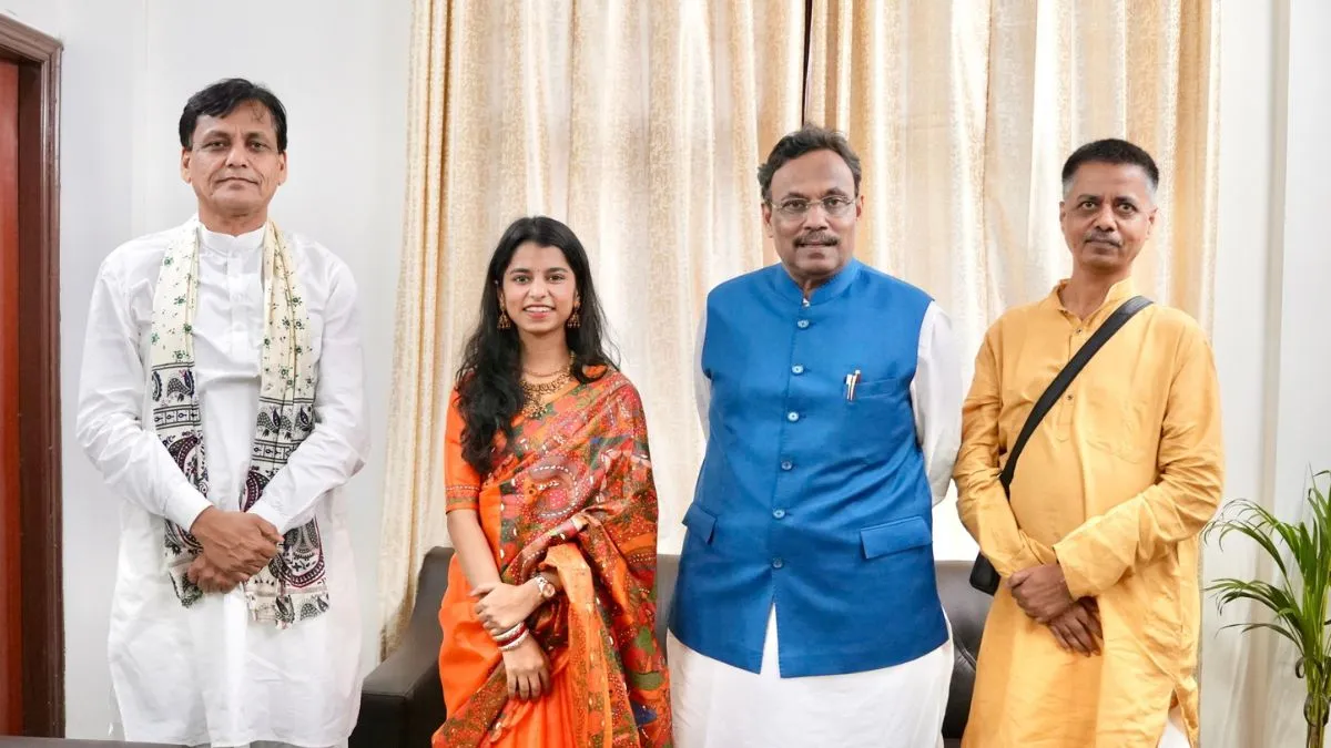 Bihar Election 2025: बड़ी खबर! लोक गायिका मैथिली ठाकुर लड़ सकती हैं बिहार विधानसभा चुनाव, BJP के दिग्गज नेताओं से हुई मुलाकात