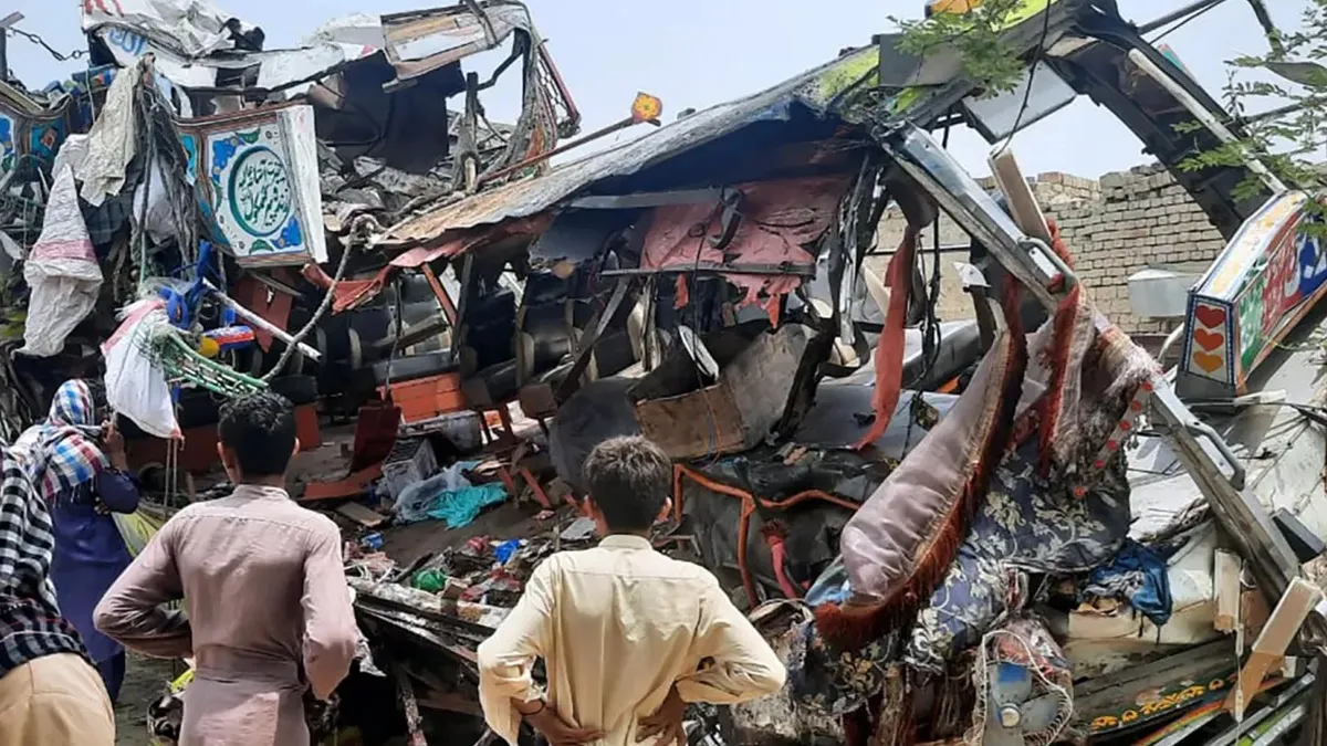 दर्दनाक हादसा! ट्रक पलटने से एक ही परिवार के 15 लोगों की मौत, मचा हड़कंप