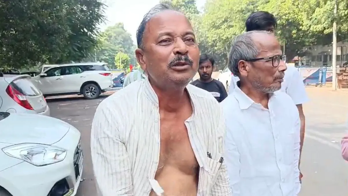 Bihar Election 2025: लालू-राबड़ी आवास के बाहर ड्रामा! कुर्ता फाड़ फूट-फूटकर रोया RJD नेता, पार्टी पर लगाया ये बड़ा आरोप