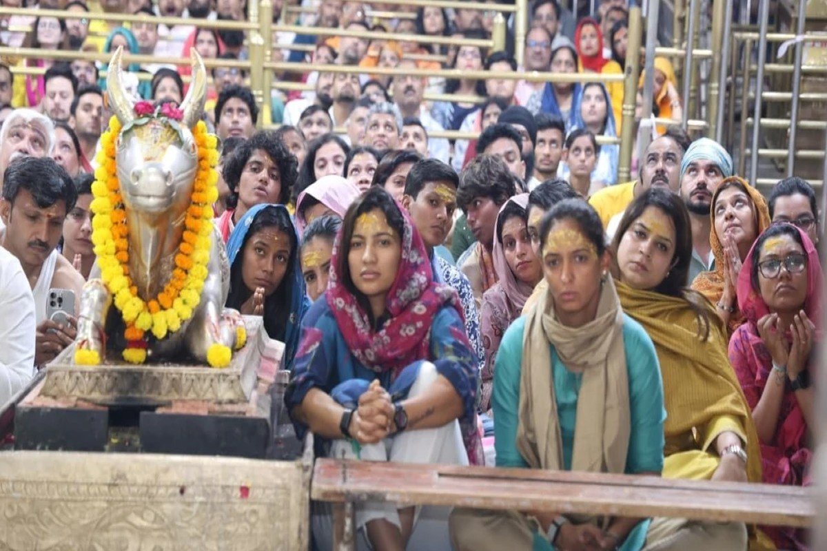बाबा महाकाल की शरण में पहुंची भारतीय महिला क्रिकेट टीम, आरती में हुई शामिल, लिया आशीर्वाद