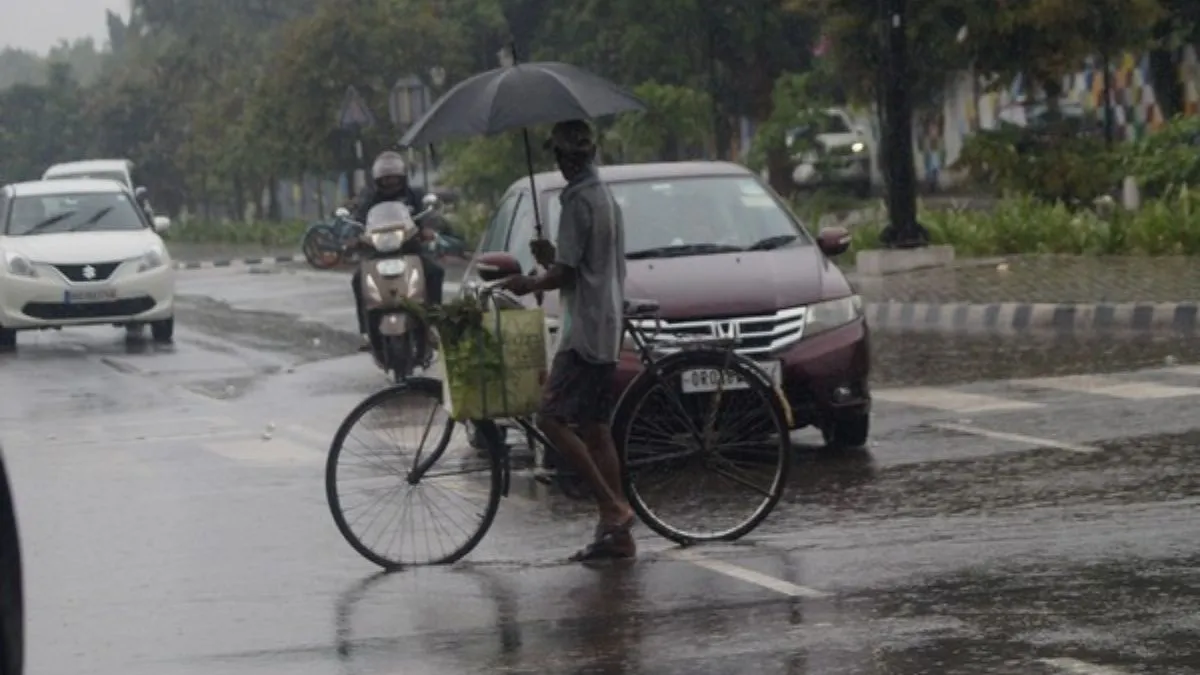 Weather Update: इन राज्यों में तेज हवाओं के साथ भारी बारिश की चेतावनी, जानें आपके शहर में मौसम का ताजा हाल