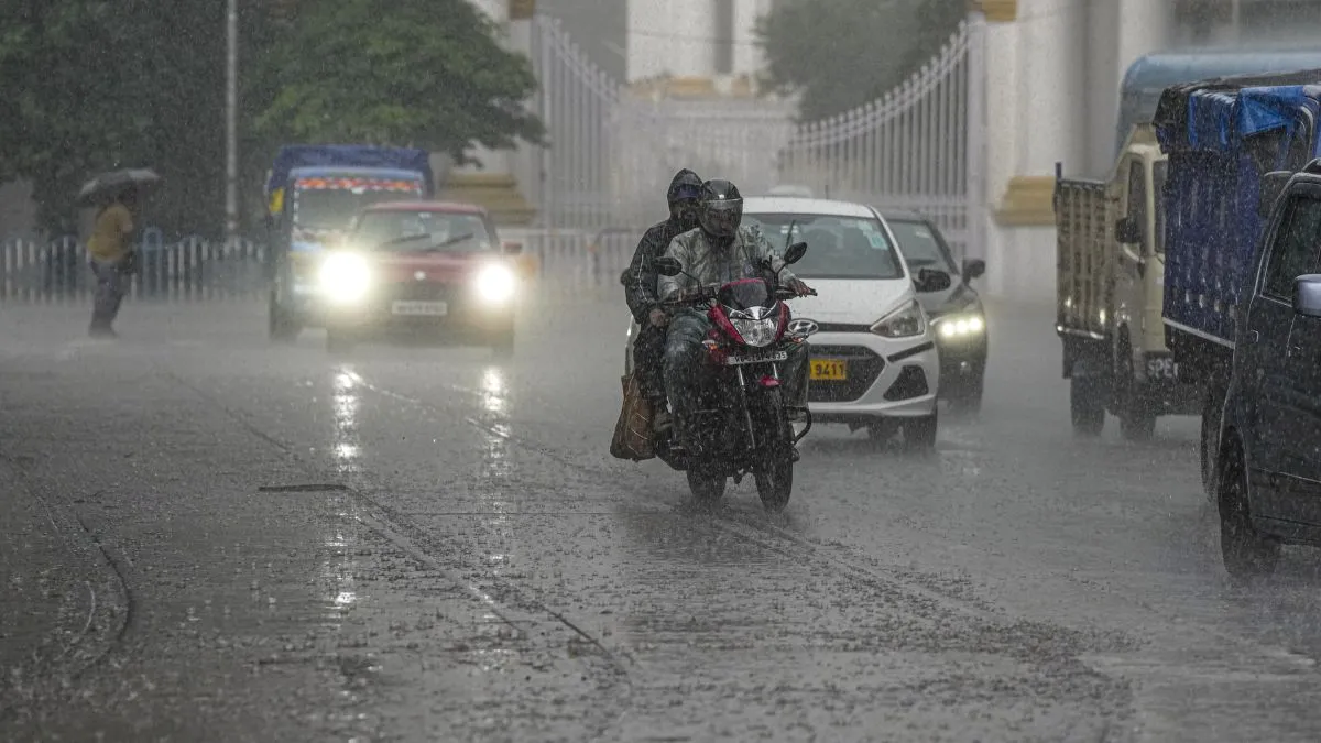 Weather: इन 10 राज्यों में मूसलाधार बारिश का अलर्ट, कई इलाकों में दिखेगा साइक्लोन मोंथा का असर