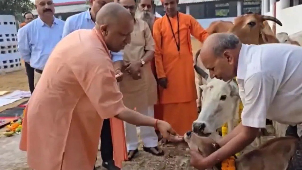 UP News: सीएम योगी ने की गोवर्धन पूजा, प्रदेशवासियों को दी शुभकामनाएं