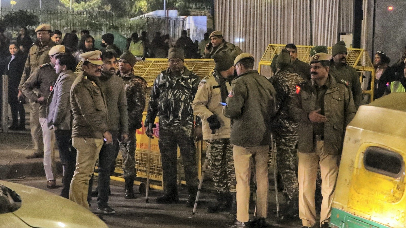 CG News: दिल्ली में ब्लास्ट के बाद छत्तीसगढ़ में अलर्ट! एयरपोर्ट, रेलवे स्टेशन, बस स्टैंड, पर्यटन-धार्मिक स्थलों पर बढ़ाई गई सुरक्षा