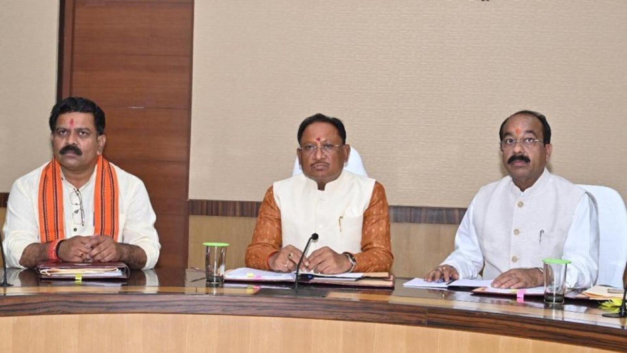 Sai Cabinet Meeting: अब खून जांच के लिए नहीं भटकेंगे मरीज, अस्पतालों में बढ़ेंगे लैब, साय कैबिनेट में आबकारी-नीति पर भी लगी मुहर