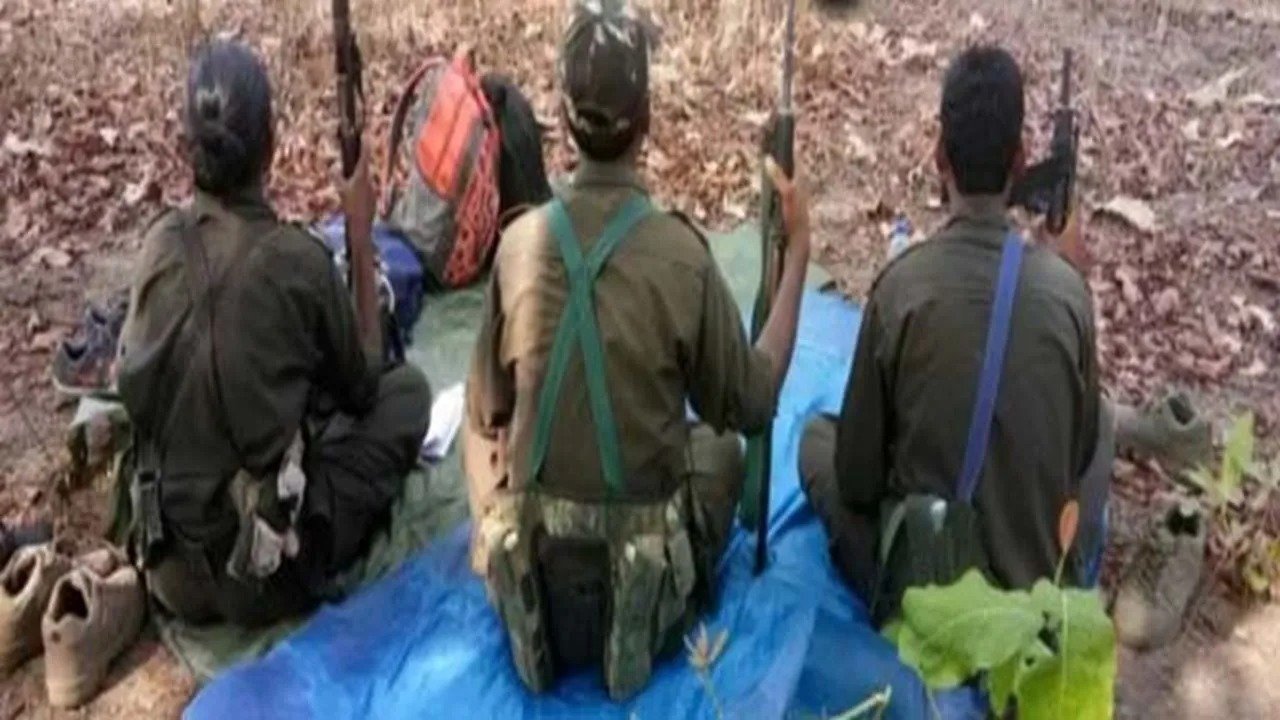 CG Naxal Surrender: हिडमा के खास कमांडर एर्रा ने डाले हथियार, हैदराबाद में 37 नक्सलियों ने किया सरेंडर