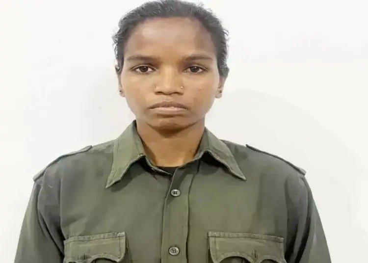 CG Naxal Surrender : खैरागढ़ में 17 लाख की इनामी महिला नक्सली कमला सोरी ने किया सरेंडर, 14 साल बाद हिंसा छोड़ मुख्यधारा में लौटी