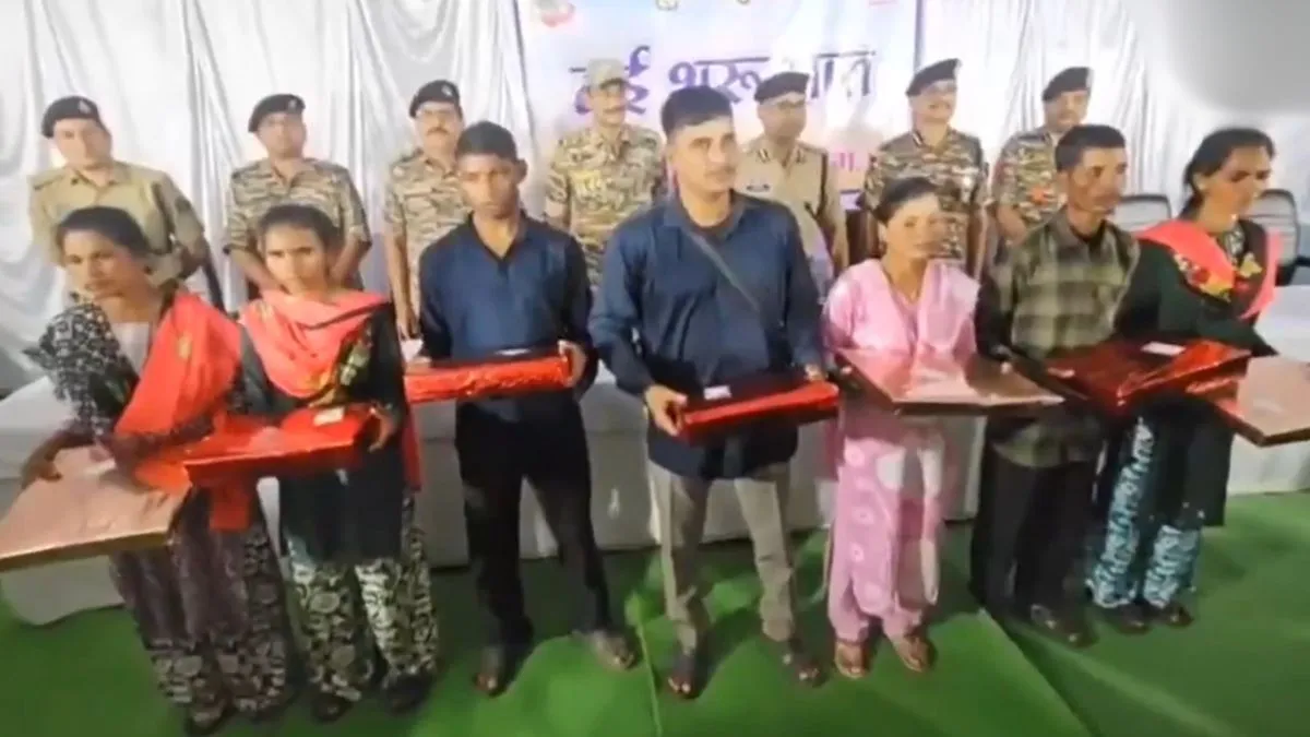 CG Naxalite Surrender: सुरक्षाबलों को मिली बड़ी सफलता, छग में 7 नक्सलियों ने किया सरेंडर, 37 लाख का था इनाम