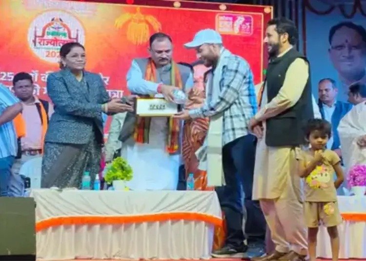 CG News: राज्योत्सव में नजाकत अली का सम्मान, पहलगाम हमले के दौरान चिरमिरी के 11 लोगों की बचाई थी जान