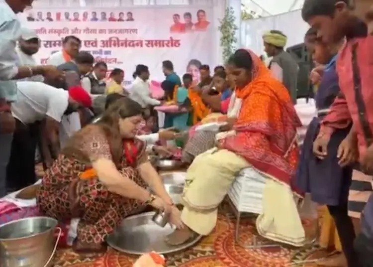 CG Tribals Ghar Wapsi: विधायक भावना बोहरा ने कराई 125 आदिवासियों की घर वापसी, ईसाई धर्म छोड़ सनातन परंपरा में लौटे