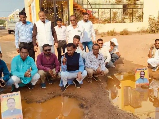 जर्जर सड़कों पर कांग्रेस का प्रदर्शन, सीएम साय समेत मंत्रियों की तस्वीरें लेकर रोड पर उतरे कांग्रेसी, घेराव की चेतावनी