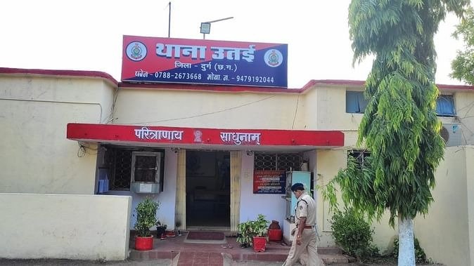 Durg News : फर्जी पुलिसकर्मी बनकर घर में घुसे शातिर, कही ऐसी बात कि डर गए लोग, लाखों की चोरी कर हुए फरार