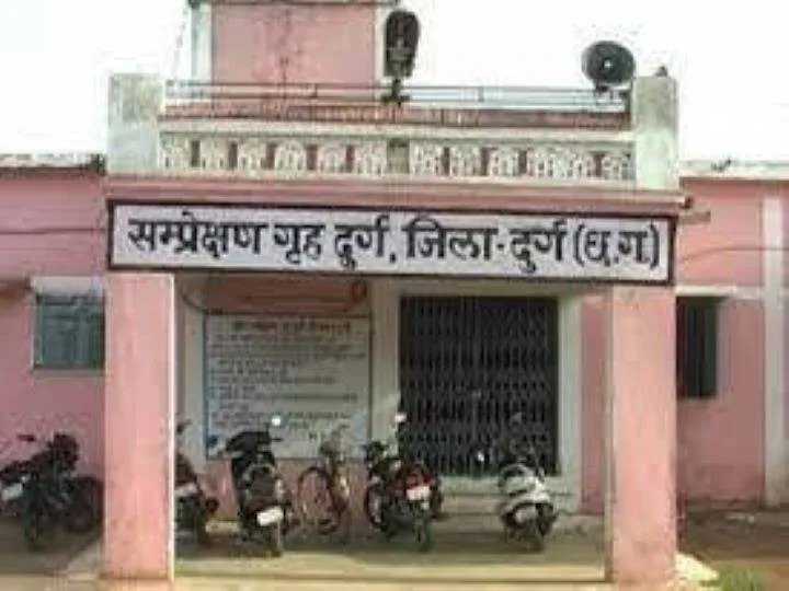 Durg Juvenile Home Case: दुर्ग में बाल संप्रेषण गृह से भागे तीन नाबालिग, दीवार फांदकर निकले बाहर, CCTV से तलाश जारी