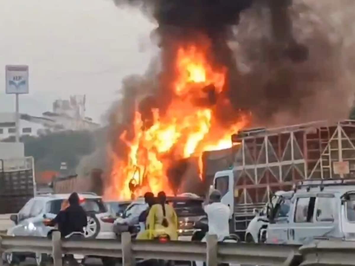 पुणे में भीषण हादसा, पुल पर ट्रक ने छह गाड़ियों को मारी टक्कर, 8 जिंदा जले