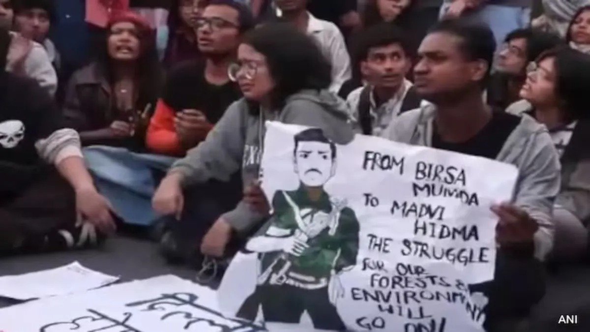 India Gate Protest: ‘माड़वी हिडमा अमर रहे’ के लगे नारे, दिल्ली पुलिस ने गिरफ्तार किए 15 से ज्यादा प्रदर्शनकारी