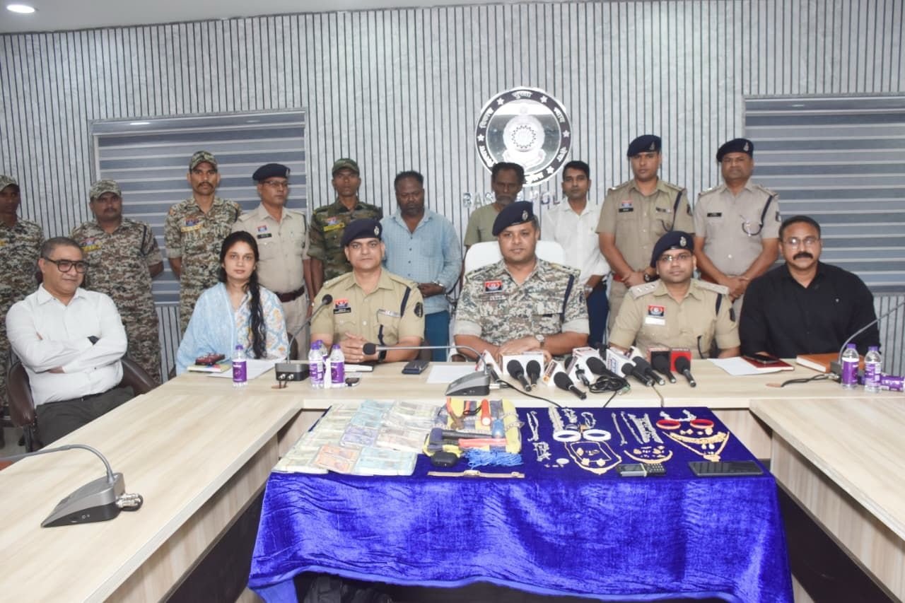 बस्तर पुलिस की बड़ी सफलता, लाखों के चोरी के सामान के साथ दो बांग्लादेशी नागरिक गिरफ्तार, अंतर्राज्यीय गिरोह का पर्दाफाश