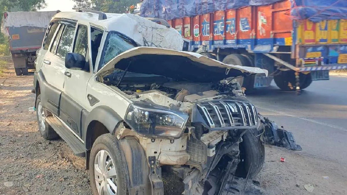 Road Accident : कोंडागांव में पार्किंग में खड़े ट्रक से टकराई SUV, एक ही परिवार के 5 लोगों की मौत