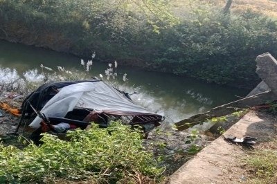 Koriya Road Accident: तेज रफ्तार बनी मौत का कारण! दशगात्र से लौट रहीं महिलाओं की ऑटो पुलिया से गिरी, 2 की मौत, 4 घायल