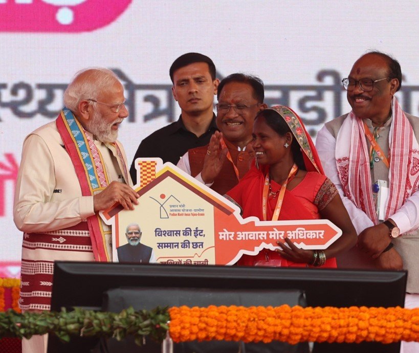 PM Modi Raipur Visit : प्रधानमंत्री मोदी ने रजत महोत्सव का किया उद्घाटन, PM आवास योजना के हितग्राहियों को सौंपी चौबी