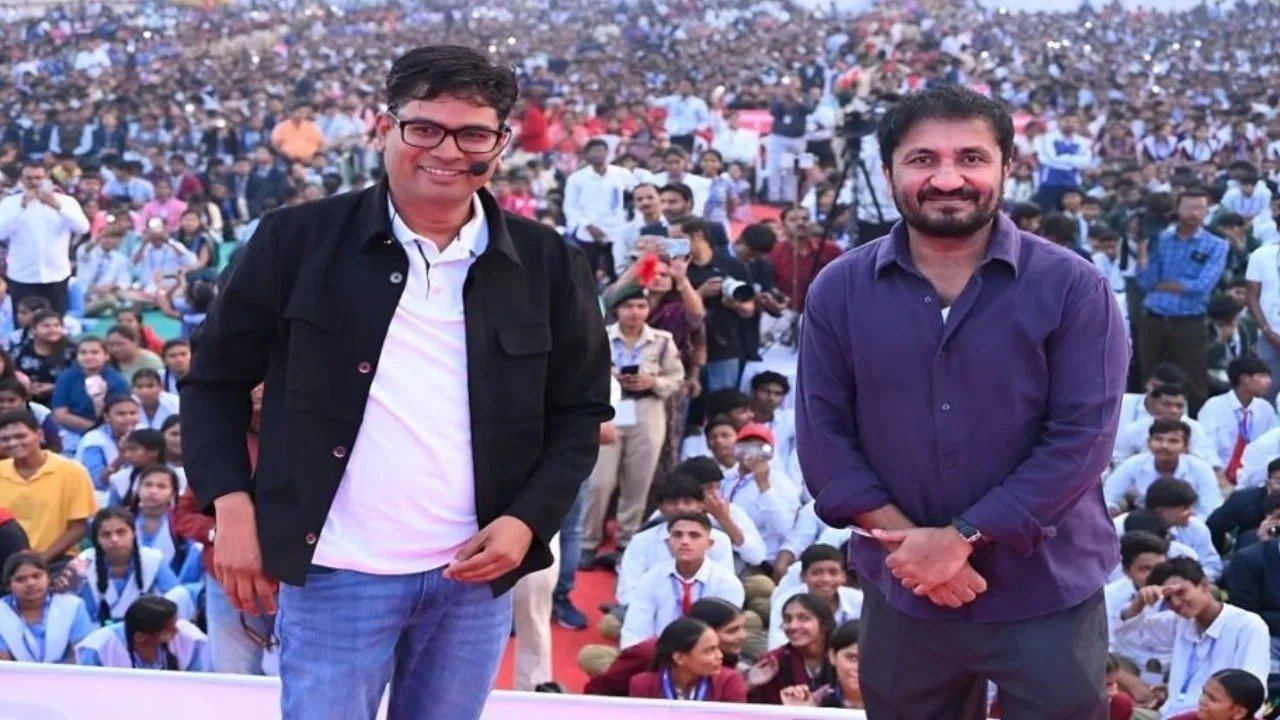 Raigarh Career Guidance: रायगढ़ में सुपर 30 के आनंद कुमार ने छात्रों में भरी हिम्मत, कहा- “संघर्ष जितना कठिन होगा, सफलता उतनी ही चमकेगी”