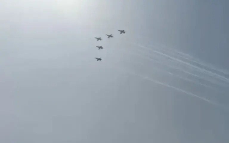 रायपुर के आसमान में दिखा वायुसेना का शौर्य, सूर्यकिरण टीम ने तिरंगे से रंगा शहर का आसमान, शो देखने 5 किमी लंबा लगा जाम