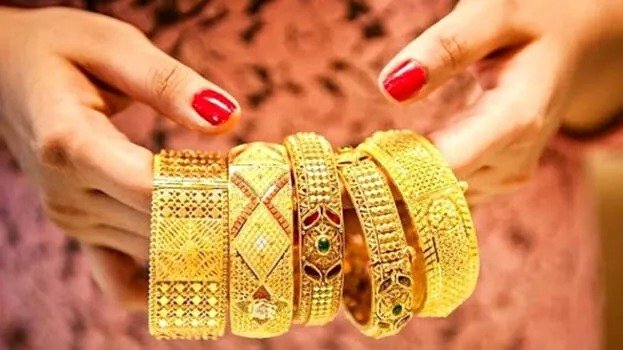 Raipur News : सोना चमकाने का झांसा देकर 1.30 लाख की ठगी, महिला के 4 सोने की चूड़ियां लेकर ठग फरार