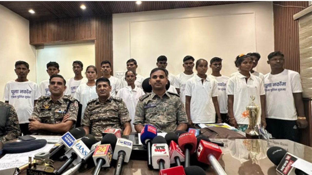 CG Naxalites Surrender: सुकमा में 15 नक्सलियों ने किया सरेंडर, लाखों रुपये का था इनाम