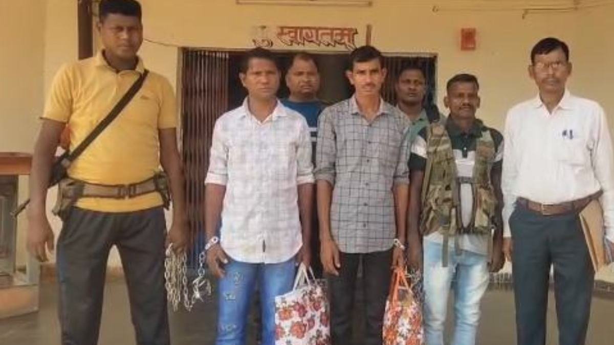 Chhattisgarh News: पुलिस ने दो नक्सल सप्लायरों को किया गिरफ्तार, ये विस्फोटक चीजें हुई बरामद