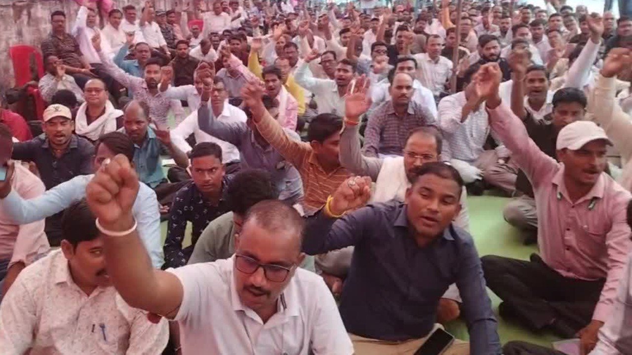 CG Strike News: छत्तीसगढ़ में धान खरीदी से पहले सहकारी समिति कर्मचारियों की हड़ताल, जानें क्या हैं इनकी मांगें