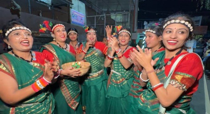रायपुर की महिलाओं ने वृंदावन में बिखेरी छत्तीसगढ़ संस्कृति की झलक, प्रेमानंद जी महाराज के सामने दी सुआ नृत्य की प्रस्तुती