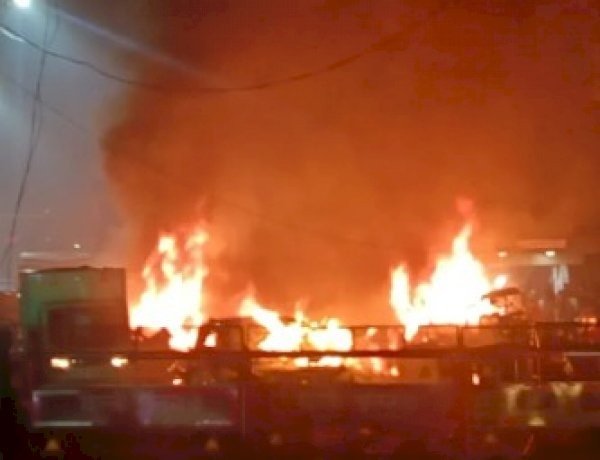 Delhi Red Fort Blast: लाल किले के पास विस्फोट के बाद देश के इन राज्यों में अलर्ट, मुंबई में चप्पे-चप्पे पर चौकसी, यूपी में भी बढ़ी सतर्कता