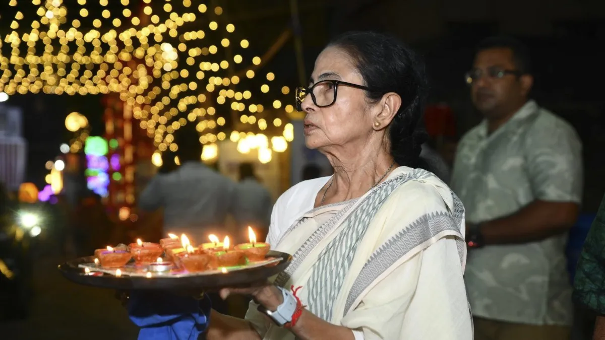 चुनाव से पहले हिंदुओं का दिल जीतने में लगी ममता बनर्जी, बनवा रहीं महाकाल मंदिर