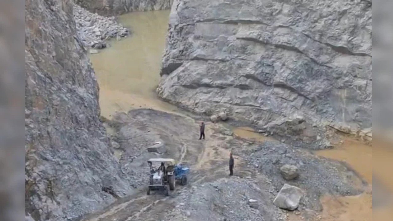 UP News: सोनभद्र की खदान में दरका पहाड़, कई मजदूरों के मलबे में दबे होने की आशंका, रेस्क्यू ऑपरेशन जारी