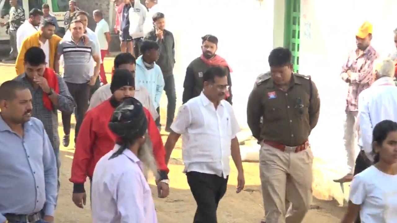 Raipur News: मां के अंतिम संस्कार के लिए गांव पहुंचे अमित बघेल, साथ में पुलिस भी मौजूद