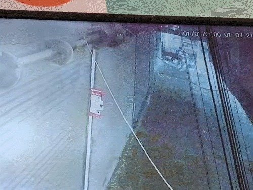 दुकान में जा घुसी अनियंत्रित कार, गाड़ी बैक कर भागा ड्राइवर, दुकानदार का लाखों का नुकसान