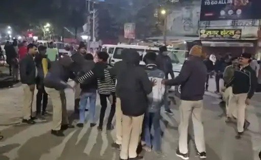 बिलासपुर में न्यू-ईयर से पहले पुलिस अलर्ट, देर रात शराब पीकर घूमने वाले युवकों को खदेड़ा, 16 गिरफ्तार
