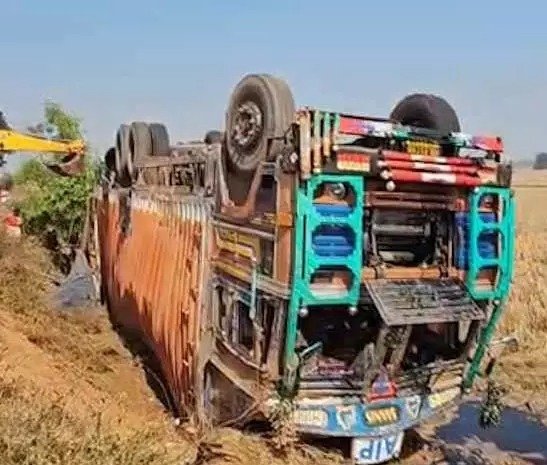 CG Accident News : मवेशियों से भरा कंटेनर पलटा, 50 से ज्यादा गायों की मौके पर मौत, गांव में आक्रोश