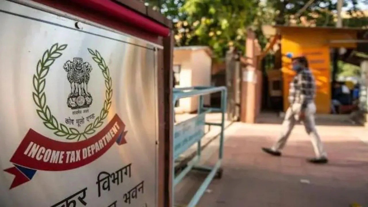 CG IT Raid: छत्तीसगढ़ में आयकर विभाग की बड़ी छापेमारी, लोहा और जमीन कारोबारियों के 24 ठिकानों पर  छापा, 100 से अधिक CRPF जवान मौके पर तैनात