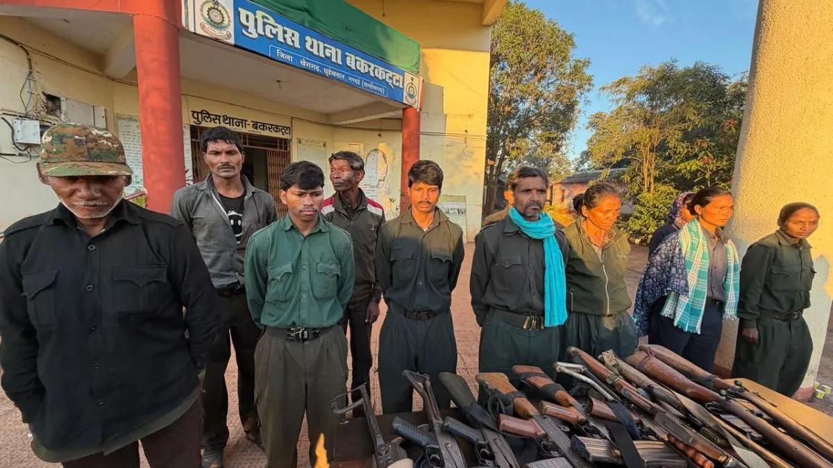 CG Naxalites Surrender: सुरक्षाबलों को मिली बड़ी सफलता, 1 करोड़ के इनामी नक्सली मज्जी ने गिरोह के साथ किया सरेंडर