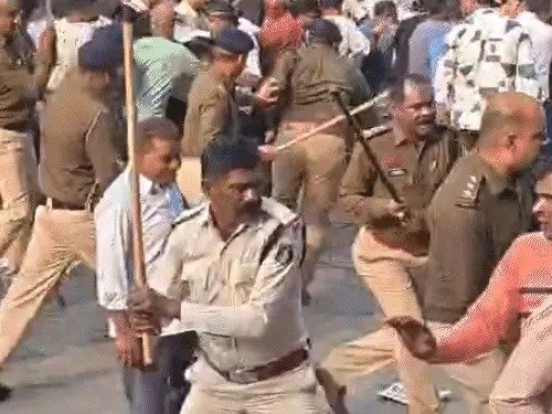 दुर्ग में जमीन कारोबारियों पर लाठीचार्ज, रजिस्ट्री शुल्क के खिलाफ कर रहे थे प्रदर्शन, 6 थानों की पुलिस ने मोर्चा संभाला, हालात तनावपूर्ण